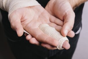 突き指と骨折の見分け方は？対処法も併せて加古川市の整骨院が解説