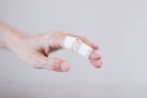 突き指が青くなるのは危険なサイン？対処法も併せて加古川市の整骨院が解説