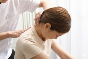 背中を丸めると痛い原因＆解消法を加古川市の整骨院が解説